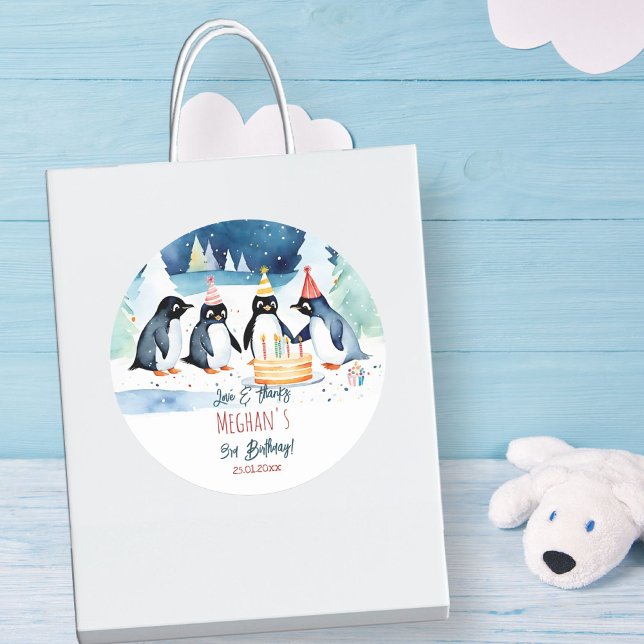 Pegatina Redonda Penguin ártico cumpleaños de invierno gracias favo (Penguin arctic winter birthday thank you favor stickers cute penguins with a birthday cake favors)