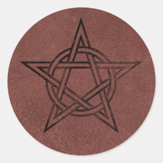 Pegatina Redonda Pentagram - Símbolo mágico pagano sobre cuero rojo