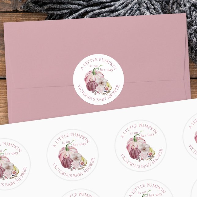 Pegatina Redonda Pequeña Calabaza En Camino De Baby Shower Rosa (Fall baby shower stickers from my Little Pumpkin collection)