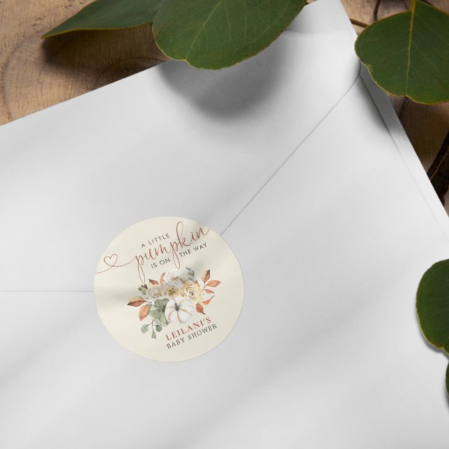 Pegatina Redonda Pequeña calabaza Rustica Floral Baby Shower (A little pumpkin fall floral rustic baby shower sticker is perfect way to celebrate the mom to be.)