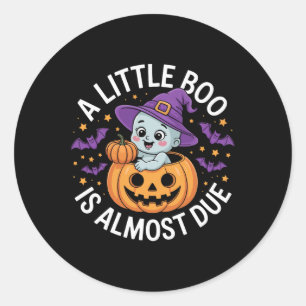 Pegatina Redonda Pequeño Boo Casi Se Debe A Un Embarazo De Hallowee