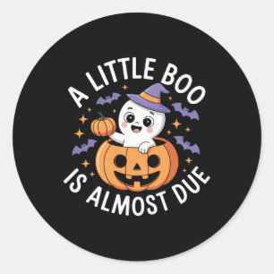 Pegatina Redonda Pequeño Boo Casi Se Debe A Un Embarazo De Hallowee