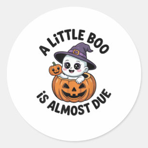 Pegatina Redonda Pequeño Boo Casi Se Debe A Un Embarazo De Hallowee