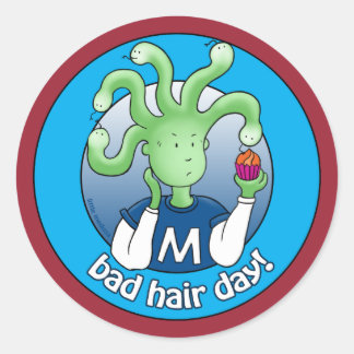 Pegatina Redonda ¡Pequeño Medusa, Día del Pelo Malo!