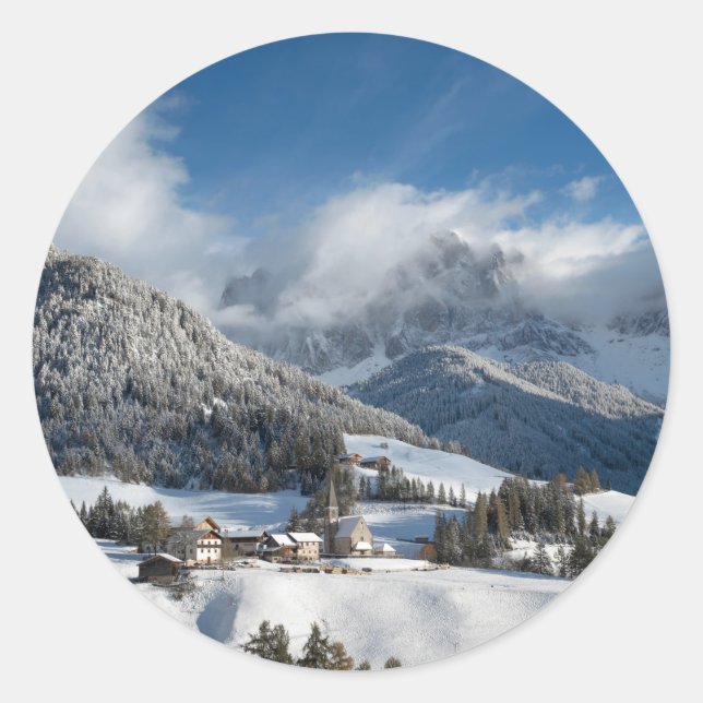 Pegatina Redonda Pequeño pueblo con montañas Dolomitas en la nieve (Anverso)