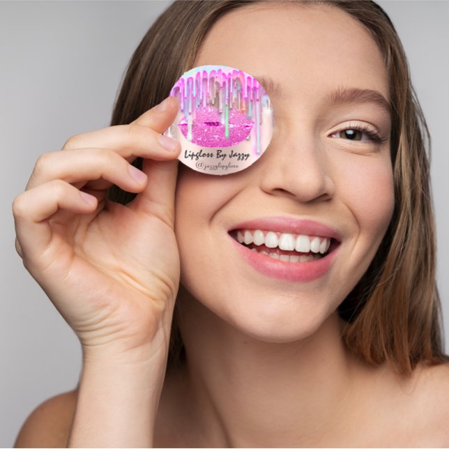 Pegatina Redonda Perforaciones de maquillaje Liglosa Empaquetado Ro (Lipgloss Makeup Drips Packaging Pink Drips Rose Classic Round Sticker)