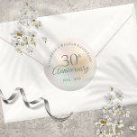 Pegatina Redonda Perla del 30° Aniversario<br><div class="desc">Personalice con su especial información sobre el aniversario de la perla de 30 años en la tipografía de moda sobre un fondo perla. Diseñado por Thisisnotme©</div>