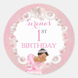 Pegatina Redonda Perlas de la concha rosada de la niña de origen ét