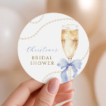 Pegatina Redonda Perlas y Pegatinas del Prosecco Blue Bridal Shower<br><div class="desc">Selle sus favores,  sobres o decoración con estos elegantes pegatinas con perlas,  prosecco y un suave arco azul acuarela. Un toque final perfecto para su celebración.</div>