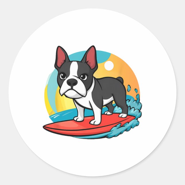 Pegatina Redonda Perro Boston Terrier aventurero surfeando divertid (Anverso)