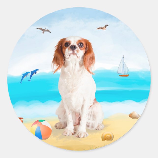 Pegatina Redonda Perro Cavalier King en la Playa (Anverso)