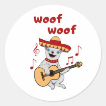 Perro chihuahua gracioso vestido con un sombrero. 