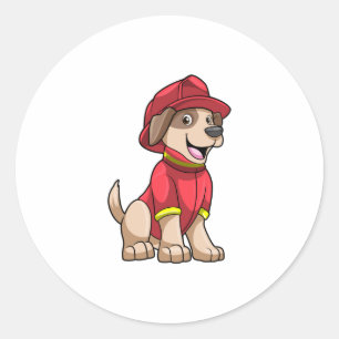 Pegatina Redonda Perro como bombero con casco de bomberos