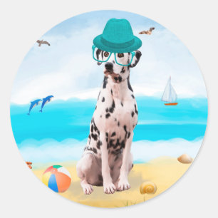 Pegatina Redonda Perro dálmata en la playa
