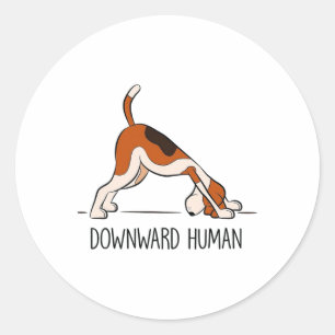 Pegatina Redonda Perro de yoga divertido de hombre y mujer hacia ab