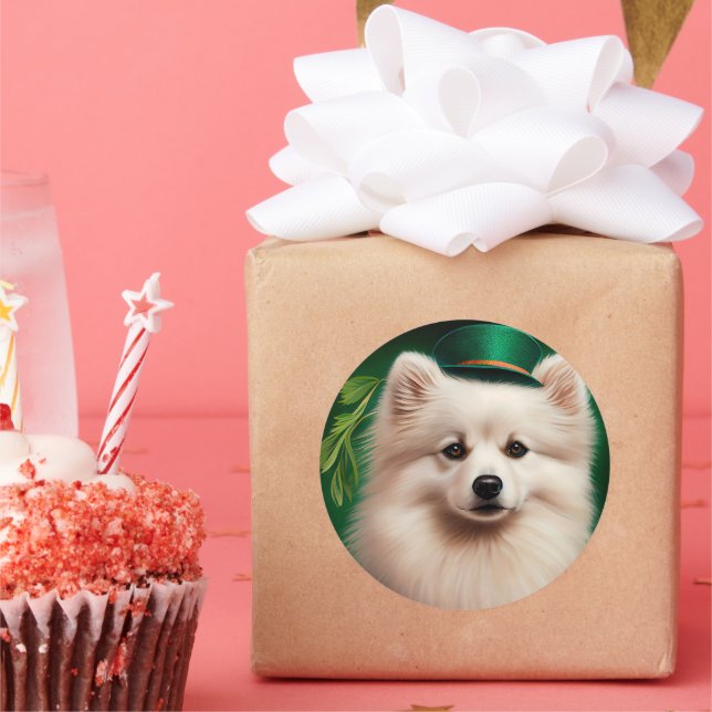 Pegatina Redonda Perro esquimal americano con vestido de San Patric (Fiesta)