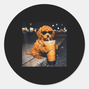Pegatina Redonda Perro goldendoodle bebiendo café helado divertido