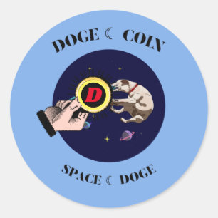 Pegatina Redonda Perro gracioso atrapa a dogecoin en el espacio