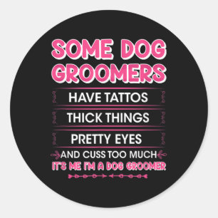 Pegatina Redonda Perro Groomers Tiene Tatuajes - Funny Furologist C