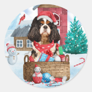 Pegatina Redonda Perro King Cavalier en casa de perro de Navidad en