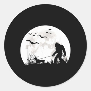 Pegatina Redonda Perro salchicha caminando Bigfoot Luna Sasquatch