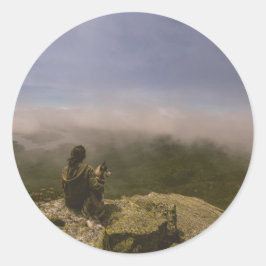 Pegatina Redonda Perro y mujer en un atolladero rocoso