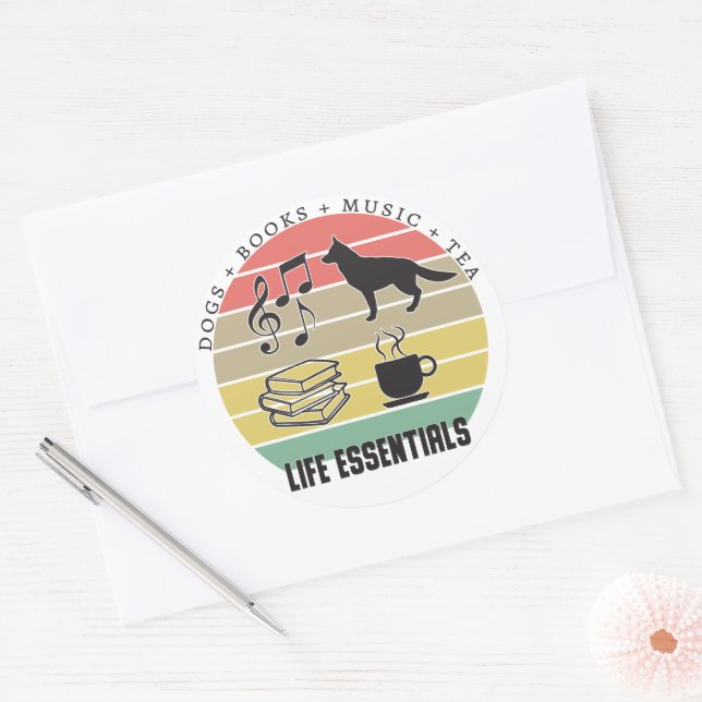 Pegatina Redonda Perros esenciales para la vida, té, libros, música (Sobre)