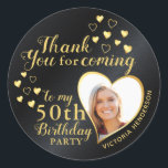 Pegatina Redonda Personalizado Black and Gold 50th Birthday Gracias<br><div class="desc">Para un diseño mejorado visite esta página: https://www.zazzle.com/custom_black_and_gold_50th_birthday_thank_you_classic_round_sticker-256449795787557408 == Crear un único color negro y oro Gracias pegatinas por los favores de la fiesta de 50 años con un diseño elegante que incluye una foto con forma de corazón, nombre y el cincuentenario. En este diseño, el fondo negro imita la...</div>