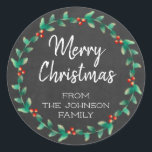 Pegatina Redonda Personalizado Chalkboard Merry Christmas Holly Wre<br><div class="desc">Esta es la manera perfecta de etiquetar los regalos de sus Navidades para familia y amigos con este pegatina vacacional simple y elegante disponible en dos tamaños. El diseño incluye una hermosa y moderna corona circular de berry con las palabras Feliz Navidad dentro de la corona junto con tu apellido...</div>