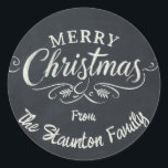Pegatina Redonda Personalizado Chalkboard Merry Christmas Wreath<br><div class="desc">Añada un toque personal a sus saludos de vacaciones con este pegatina de personalizable al estilo de la pizarra "Feliz Navidad". Con un guión elegante y un diseño clásico de pizarra, este pegatina es perfecto para sellar sobres, empaquetar regalos o decorar tarjetas de vacaciones. El blanco y negro de la...</div>