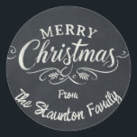 Pegatina Redonda Personalizado Chalkboard Merry Christmas Wreath<br><div class="desc">Añada un toque personal a sus saludos de vacaciones con este pegatina de personalizable al estilo de la pizarra "Feliz Navidad". Con un guión elegante y un diseño clásico de pizarra, este pegatina es perfecto para sellar sobres, empaquetar regalos o decorar tarjetas de vacaciones. El blanco y negro de la...</div>