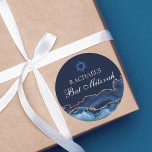 Pegatina Redonda Personalizado de la Marina Blue Gold Agate Bat Mit<br><div class="desc">Elegante ágata azul marino y oro decora el lado de este pegatina fiesta moderno Bat Mitzvah. El nombre de su hija está escrito en un hermoso guión formal bajo la Estrella de David. Perfecto para una moda,  elegante familia judía celebrando la llamada de su chica a la Torá.</div>