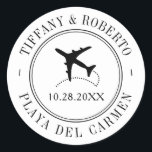 Pegatina Redonda Personalizado de temas de viaje Avión de boda de d<br><div class="desc">La boda personalizada de destino del tema de viaje ahorra al pegatina de fechas con un monograma de avión blanco y negro,  fecha y texto de ubicación del personalizado.</div>