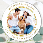 Pegatina Redonda Personalizado Foto Boda elegante de oro<br><div class="desc">Añada el toque final a su boda con estos bonitos pegatinas de fotos personalizados. Perfecto para etiquetar tus favores matrimoniales a todos tus invitados, y para que los pegatinas de sobres envíen tarjetas de agradecimiento. Personalizar a estos pegatinas de fotos con tu foto favorita de parejas, foto de perros de...</div>