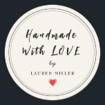 Pegatina Redonda Personalizado hecho a mano con amor<br><div class="desc">Personalizado hecho a mano con amor en escritura moderna sobre fondo blanco. Agrega un toque de acabado de bonito para todos tus regalos hechos a mano.</div>
