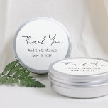 Pegatina Redonda Personalizado Script Elegant Wedding Gracias Tin B<br><div class="desc">Personalizado script elegante caligrafía caja de lata gracias favores de boda pegatinas personalizados con los nombres de la pareja recién casada y la fecha boda. Las latas de estaño no están incluidas, el precio es sólo para las etiquetas. Recomiendo usar la opción de 3" y obtener las grandes cajas de...</div>