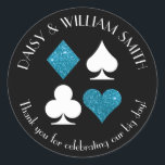 Pegatina Redonda Personalizado temática de Las Vegas Mensajes de te<br><div class="desc">Los falsos trajes de purpurina azul turquesa y de tarjeta blanca están rodeados por texto de personalizable,  lo que hace que estos pegatinas negros redondos sean perfectos para todo tipo de proyectos y ocasiones. Utilícelos para etiquetar los favores de los huéspedes bodas,  para cerrar sobres y más.</div>