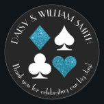 Pegatina Redonda Personalizado temática de Las Vegas Mensajes de te<br><div class="desc">Los falsos trajes de purpurina azul turquesa y de tarjeta blanca están rodeados por texto de personalizable,  lo que hace que estos pegatinas negros redondos sean perfectos para todo tipo de proyectos y ocasiones. Utilícelos para etiquetar los favores de los huéspedes bodas,  para cerrar sobres y más.</div>