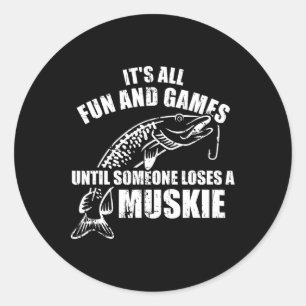 Pegatina Redonda Pescar moskie es diversión y juegos hasta alguien
