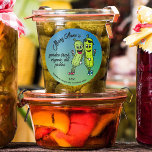 Pegatina Redonda Pickle Pals Funny Personalizado Pickles Label<br><div class="desc">Excelente para los cantos caseros o puestos de comida para granjeros. ¡Pastillas de pepinillo muy divertidas,  tanto para los diques como para los dulces! Todo el personalizable de texto.</div>