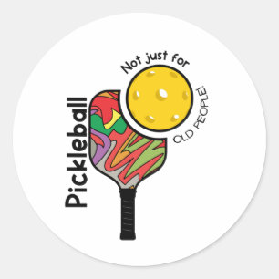 Pegatina Redonda Pickleball – No Solo para Personas Mayores Diverti