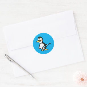 Pegatina Redonda Pingüino Adorable Sosteniendo un Pez Azul