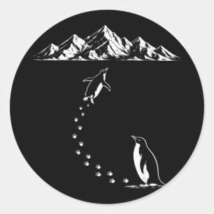 Pegatina Redonda Pingüino caminando solo hacia montañas pájaro nihi