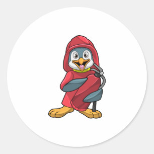 Pegatina Redonda Pingüino como bombero con extinguista