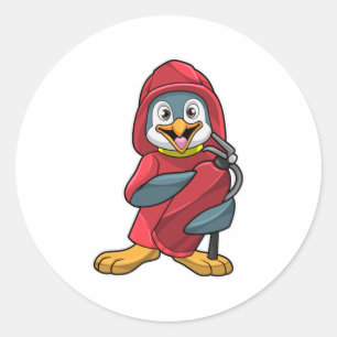 Pegatina Redonda Pingüino como bombero con extintor
