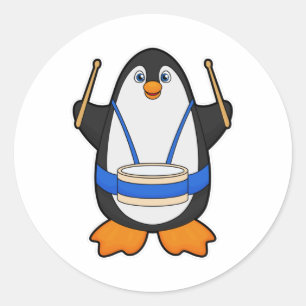 Pegatina Redonda Pingüino como músico con tambor