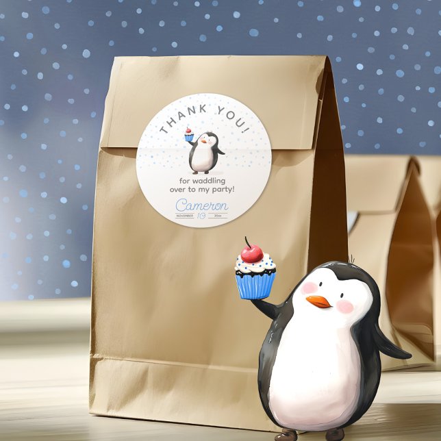 Pegatina Redonda Pingüino de guarnición azul celebración del cumple (Subido por el creador)