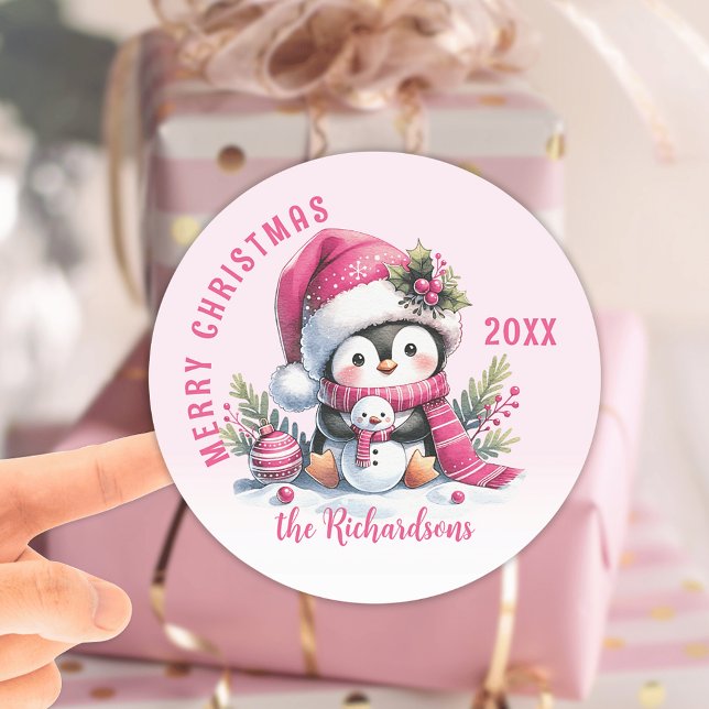 Pegatina Redonda Pingüino de Navidad con moras rosadas personalizad (Subido por el creador)