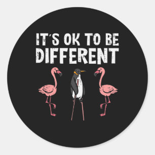 Pegatina Redonda Pingüino Está Bien Ser Diferentes Hombres Flamingo