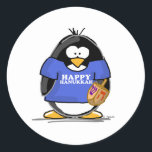 Pegatina Redonda Pingüino feliz de Jánuca<br><div class="desc">Festivamente un pingüino de Jánuca de la diversión apenas para las vacaciones. Muestre apagado su alcohol del día de fiesta con este pingüino judío lindo que lleva a cabo un dreidel y que lleva una camiseta que diga Jánuca feliz.</div>